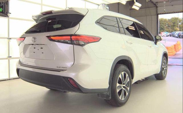 Photo of 2022 White Toyota Highlander
