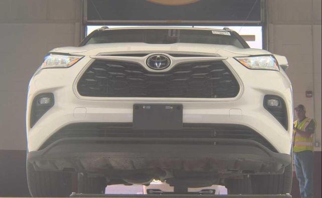 Photo of 2022 White Toyota Highlander