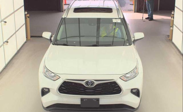 Photo of 2022 White Toyota Highlander