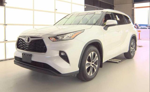 Photo of 2022 White Toyota Highlander