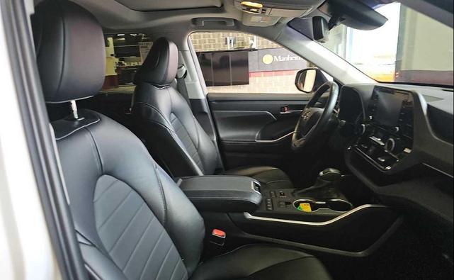 Photo of 2022 White Toyota Highlander