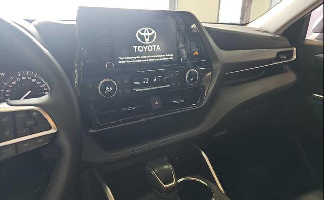 Photo of 2022 White Toyota Highlander