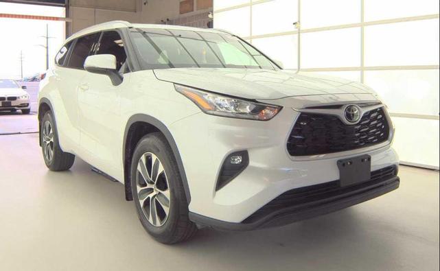 Photo of 2022 White Toyota Highlander