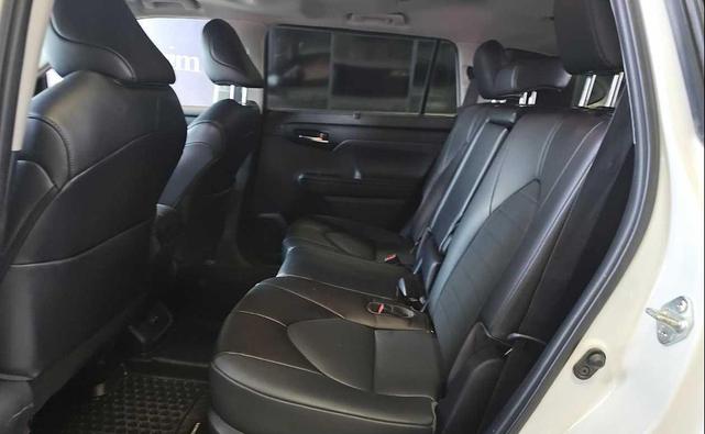 Photo of 2022 White Toyota Highlander
