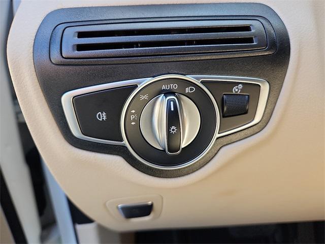 Photo of 2022 Polar White Mercedes-Benz GLC 300