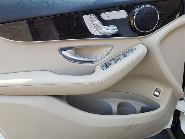 Photo of 2022 Polar White Mercedes-Benz GLC 300