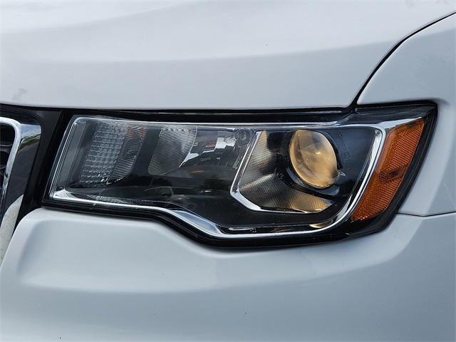 Photo of 2020 Bright White Clearcoat Jeep Grand Cherokee