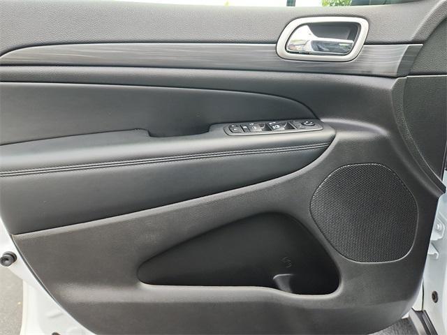 Photo of 2020 Bright White Clearcoat Jeep Grand Cherokee