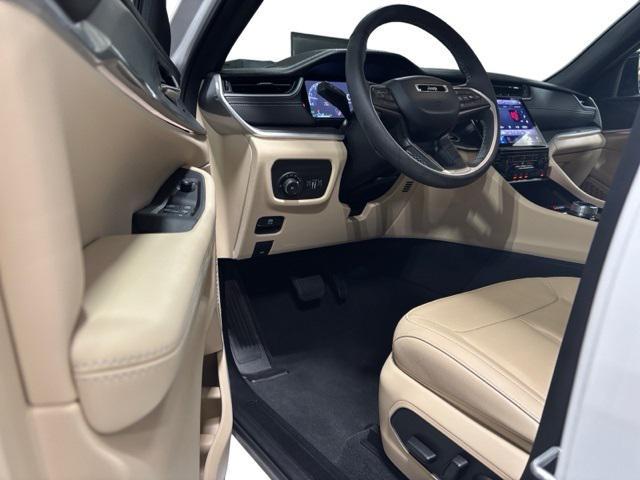 Photo of 2023 Bright White Clearcoat Jeep Grand Cherokee