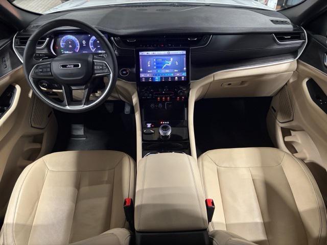 Photo of 2023 Bright White Clearcoat Jeep Grand Cherokee
