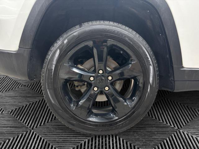 Photo of 2023 Bright White Clearcoat Jeep Grand Cherokee