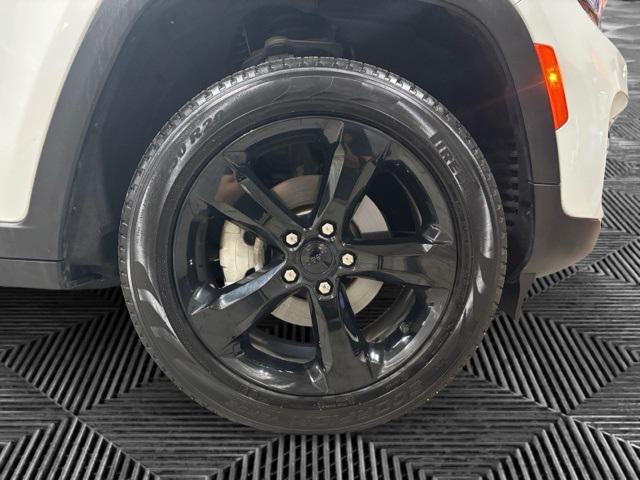 Photo of 2023 Bright White Clearcoat Jeep Grand Cherokee