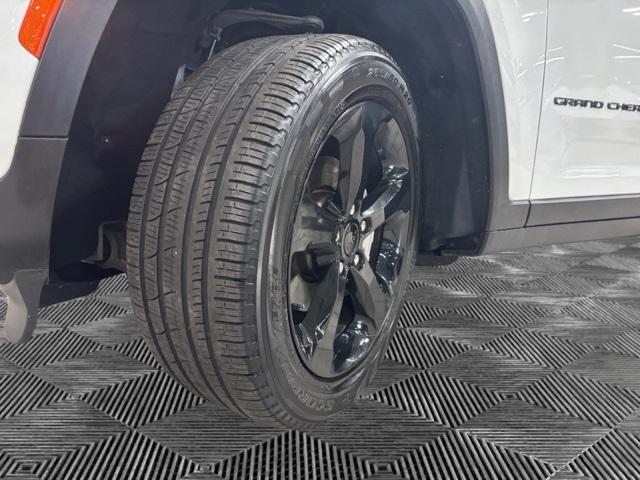 Photo of 2023 Bright White Clearcoat Jeep Grand Cherokee