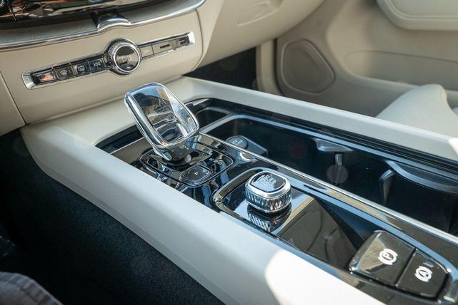 Photo of 2025 Crystal White Metallic Volvo XC60 Plug-In Hybrid