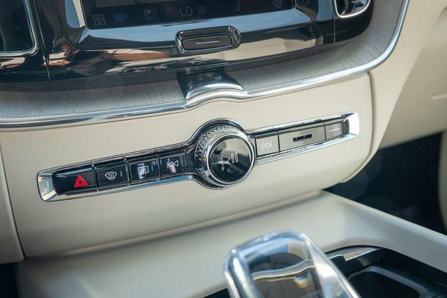 Photo of 2025 Crystal White Metallic Volvo XC60 Plug-In Hybrid