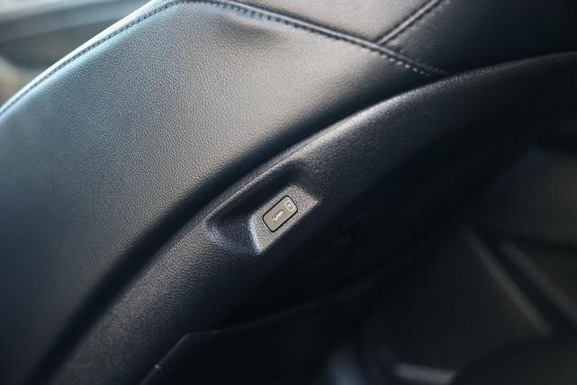 Photo of 2023 Glacial White Pearl Kia Sportage