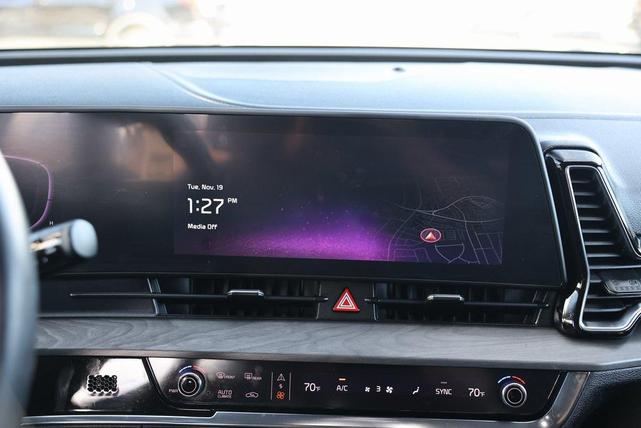 Photo of 2023 Glacial White Pearl Kia Sportage