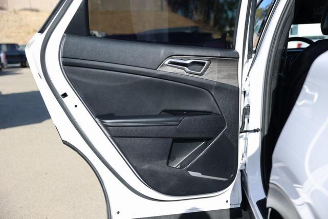 Photo of 2023 Glacial White Pearl Kia Sportage