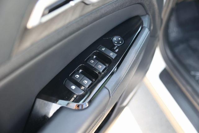 Photo of 2023 Glacial White Pearl Kia Sportage