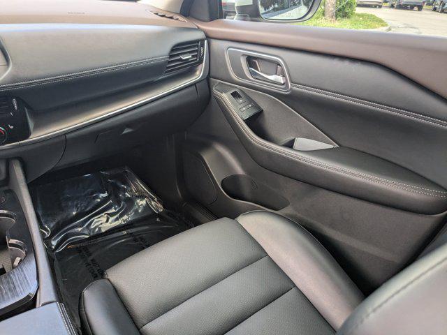 Photo of 2021 Pearl White Tricoat Nissan Rogue