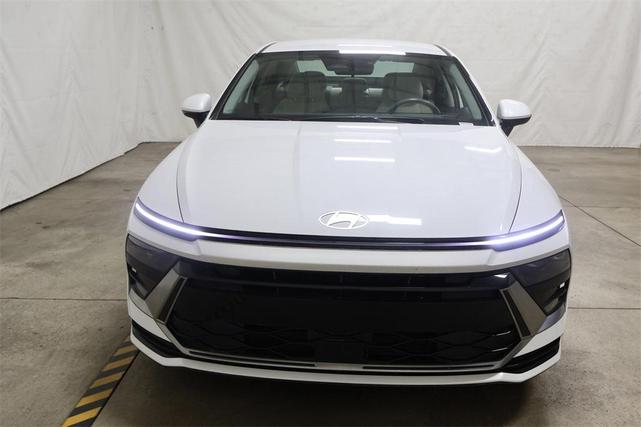 Photo of 2025 White Hyundai SONATA Hybrid