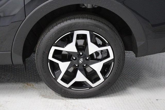 Photo of 2024 Phantom Black Hyundai SANTA CRUZ