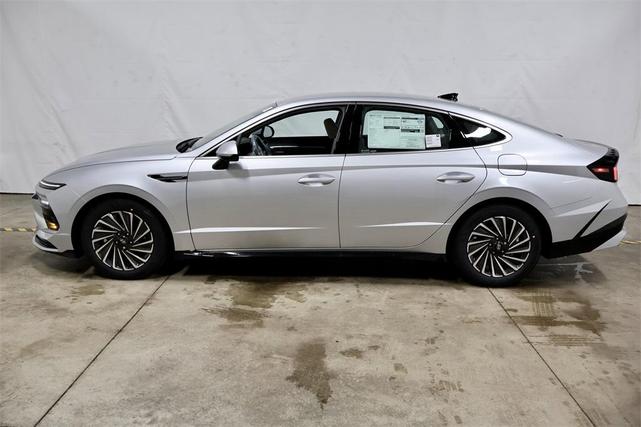 Photo of 2025 Silver Hyundai SONATA Hybrid