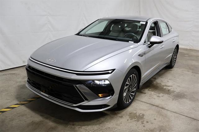 Photo of 2025 Silver Hyundai SONATA Hybrid