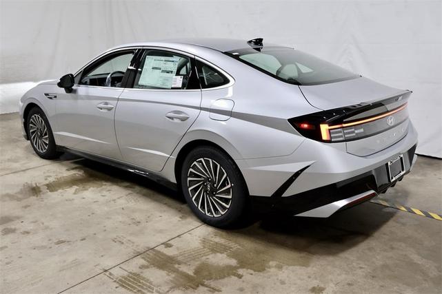 Photo of 2025 Silver Hyundai SONATA Hybrid