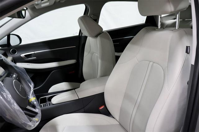 Photo of 2025 Silver Hyundai SONATA Hybrid