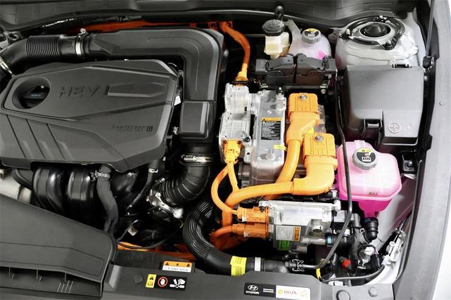 Photo of 2025 Silver Hyundai SONATA Hybrid