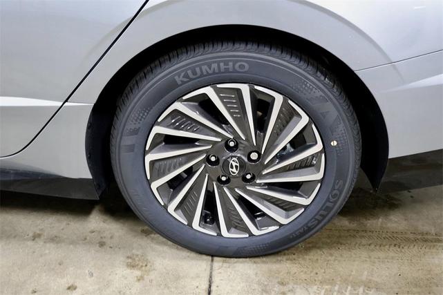 Photo of 2025 Silver Hyundai SONATA Hybrid