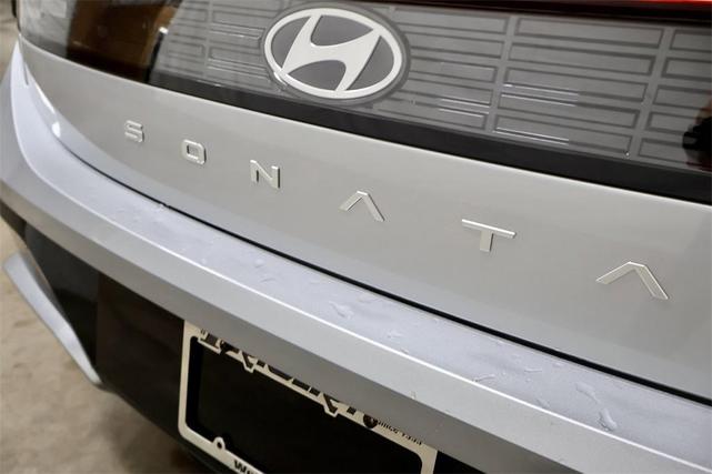 Photo of 2025 Silver Hyundai SONATA Hybrid