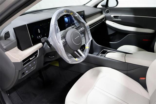 Photo of 2025 Silver Hyundai SONATA Hybrid