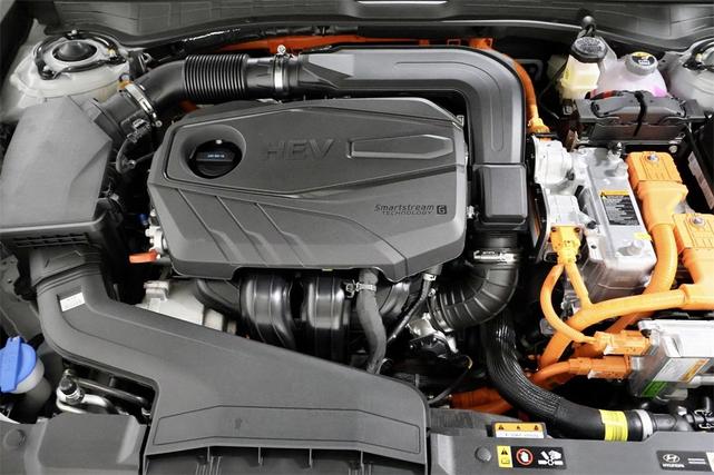 Photo of 2025 Silver Hyundai SONATA Hybrid