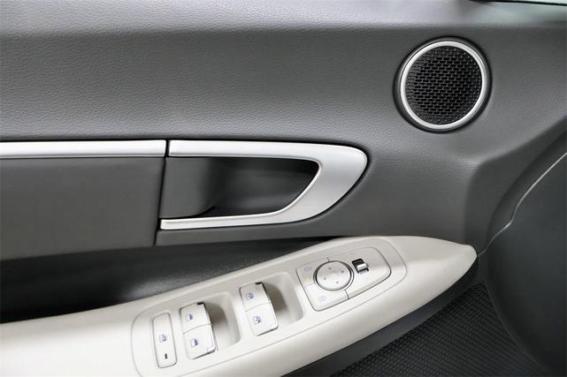 Photo of 2025 Silver Hyundai SONATA Hybrid