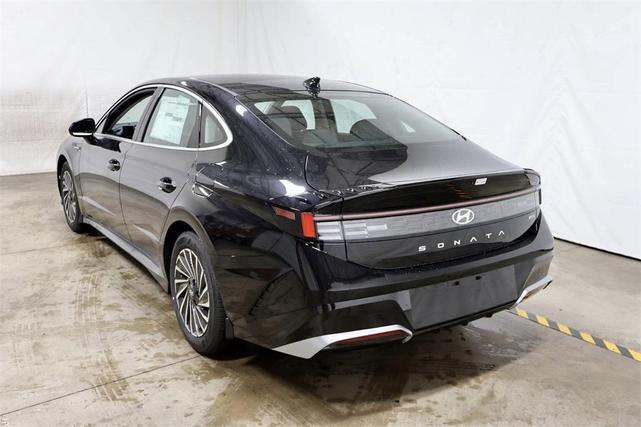 Photo of 2025 Black Hyundai SONATA Hybrid