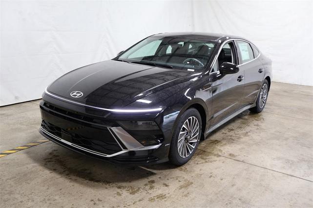 Photo of 2025 Black Hyundai SONATA Hybrid