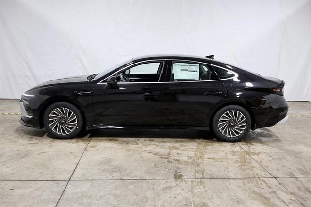 Photo of 2025 Black Hyundai SONATA Hybrid