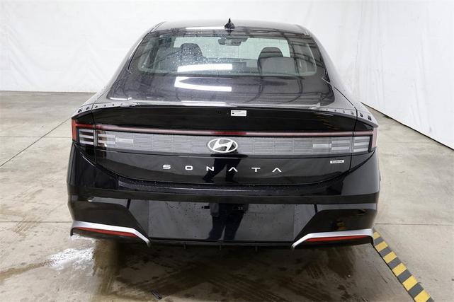 Photo of 2025 Black Hyundai SONATA Hybrid