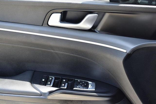 Photo of 2022 Glacial White Pearl Kia K5