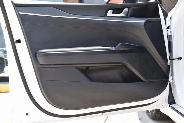 Photo of 2022 Glacial White Pearl Kia K5