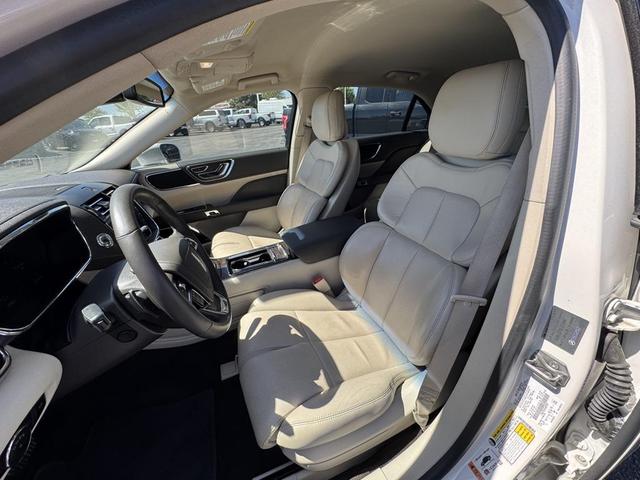 Photo of 2019 White Platinum Lincoln Continental