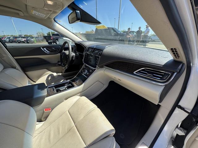 Photo of 2019 White Platinum Lincoln Continental