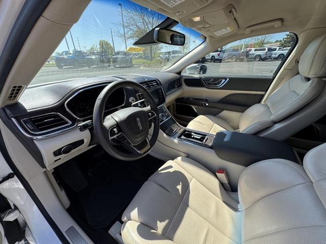 Photo of 2019 White Platinum Lincoln Continental