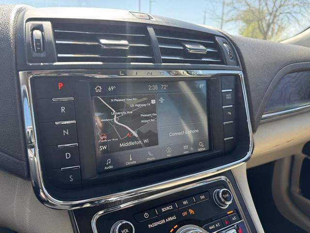 Photo of 2019 White Platinum Lincoln Continental
