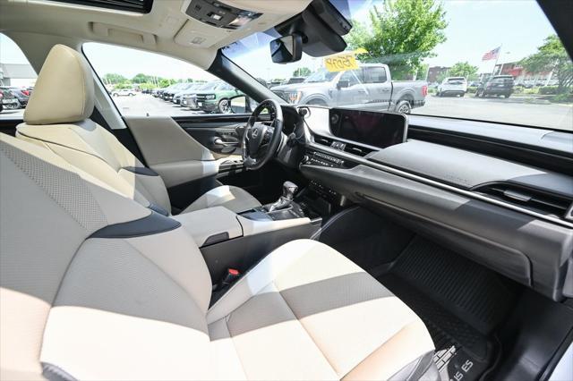 Photo of 2019 Eminent White Pearl Lexus ES 350
