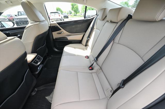 Photo of 2019 Eminent White Pearl Lexus ES 350