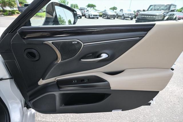 Photo of 2019 Eminent White Pearl Lexus ES 350