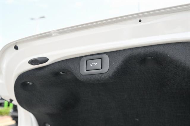 Photo of 2019 Eminent White Pearl Lexus ES 350